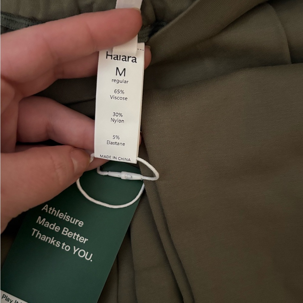 HALARA- Flex Sculptknit Mid Rise Pocket Ankle Length Tapered Pants- Medium Reg - Picture 5 of 9